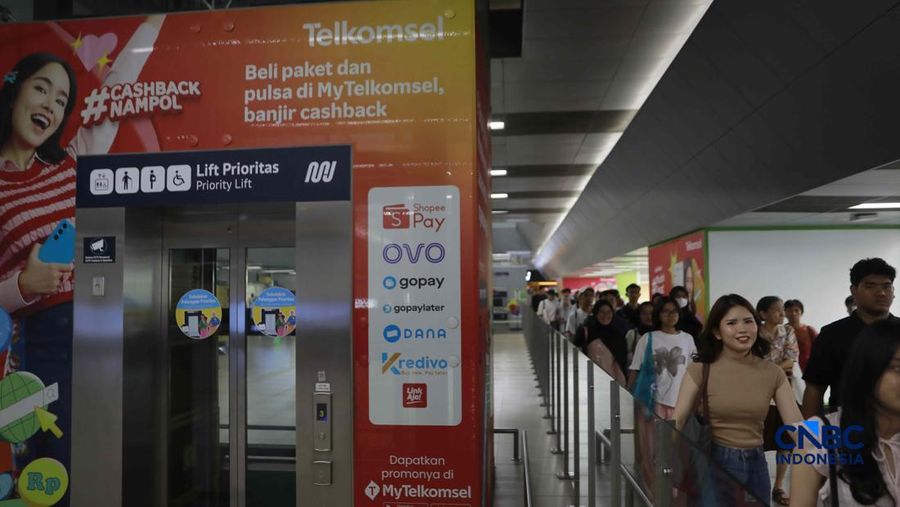 Calon penumpang saat menaiki ke menaiki kereta MRT (Moda Raya Terpadu) di Stasiun MRT Blok M Jakarta, Senin (22/6/2026).