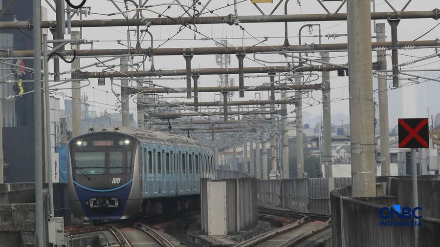 Calon penumpang saat menaiki ke menaiki kereta MRT (Moda Raya Terpadu) di Stasiun MRT Blok M Jakarta, Senin (22/6/2026).