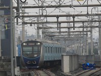 Calon penumpang saat menaiki ke menaiki kereta MRT (Moda Raya Terpadu) di Stasiun MRT Blok M Jakarta, Senin (22/6/2026). (CNBC Indonesia/Muhammad Sabki)