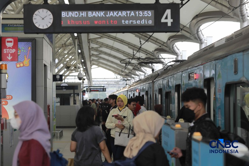 Calon penumpang saat menaiki ke menaiki kereta MRT (Moda Raya Terpadu) di Stasiun MRT Blok M Jakarta, Senin (22/6/2026). (CNBC Indonesia/Muhammad Sabki)