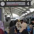 Calon penumpang saat menaiki ke menaiki kereta MRT (Moda Raya Terpadu) di Stasiun MRT Blok M Jakarta, Senin (22/6/2026). (CNBC Indonesia/Muhammad Sabki)
