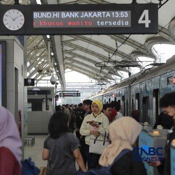 Calon penumpang saat menaiki ke menaiki kereta MRT (Moda Raya Terpadu) di Stasiun MRT Blok M Jakarta, Senin (22/6/2026). (CNBC Indonesia/Muhammad Sabki)