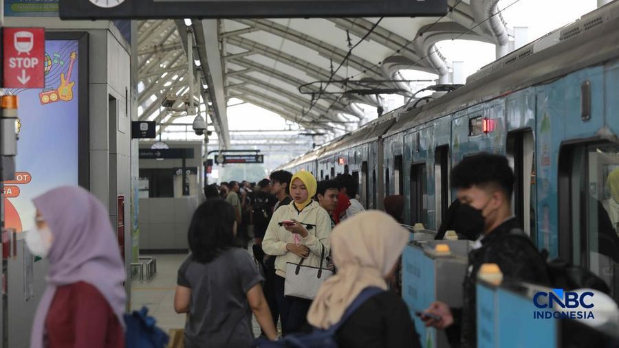 Calon penumpang saat menaiki ke menaiki kereta MRT (Moda Raya Terpadu) di Stasiun MRT Blok M Jakarta, Senin (22/6/2026).
