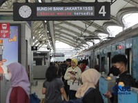 Calon penumpang saat menaiki ke menaiki kereta MRT (Moda Raya Terpadu) di Stasiun MRT Blok M Jakarta, Senin (22/6/2026). (CNBC Indonesia/Muhammad Sabki)