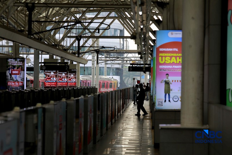 Calon penumpang saat menaiki ke menaiki kereta MRT (Moda Raya Terpadu) di Stasiun MRT Blok M Jakarta, Senin (22/6/2026). (CNBC Indonesia/Muhammad Sabki)