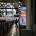 Calon penumpang saat menaiki ke menaiki kereta MRT (Moda Raya Terpadu) di Stasiun MRT Blok M Jakarta, Senin (22/6/2026). (CNBC Indonesia/Muhammad Sabki)