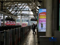 Calon penumpang saat menaiki ke menaiki kereta MRT (Moda Raya Terpadu) di Stasiun MRT Blok M Jakarta, Senin (22/6/2026). (CNBC Indonesia/Muhammad Sabki)