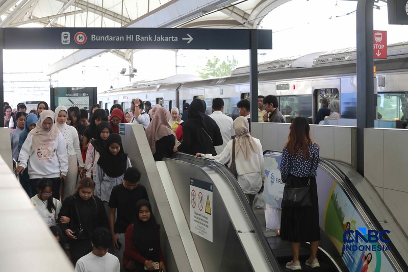 Calon penumpang saat menaiki ke menaiki kereta MRT (Moda Raya Terpadu) di Stasiun MRT Blok M Jakarta, Senin (22/6/2026). (CNBC Indonesia/Muhammad Sabki)