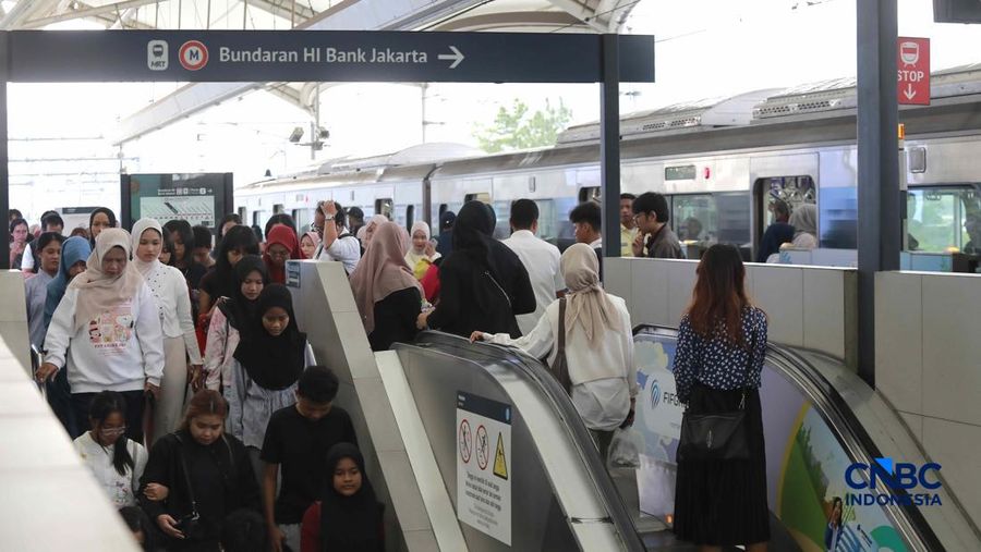 Calon penumpang saat menaiki ke menaiki kereta MRT (Moda Raya Terpadu) di Stasiun MRT Blok M Jakarta, Senin (22/6/2026).