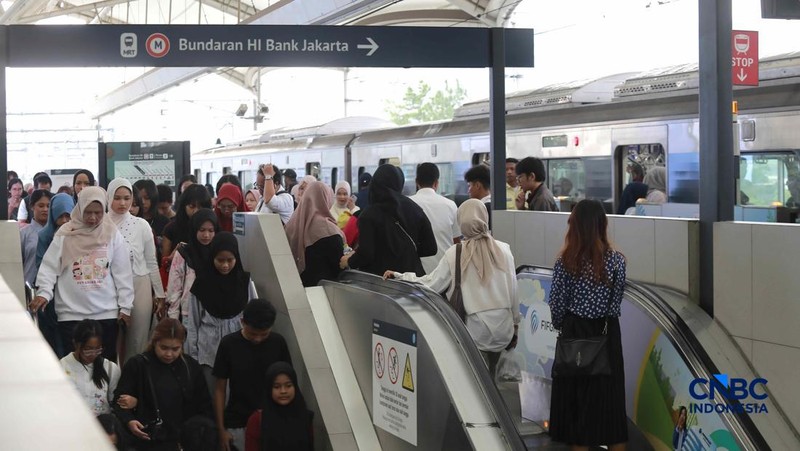 Calon penumpang saat menaiki ke menaiki kereta MRT (Moda Raya Terpadu) di Stasiun MRT Blok M Jakarta, Senin (22/6/2026).