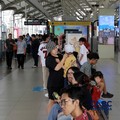 Calon penumpang saat menaiki ke menaiki kereta MRT (Moda Raya Terpadu) di Stasiun MRT Blok M Jakarta, Senin (22/6/2026). (CNBC Indonesia/Muhammad Sabki)