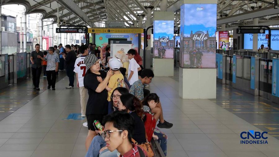 Calon penumpang saat menaiki ke menaiki kereta MRT (Moda Raya Terpadu) di Stasiun MRT Blok M Jakarta, Senin (22/6/2026).