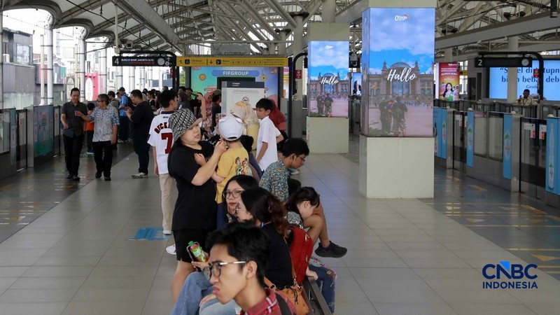 Calon penumpang saat menaiki ke menaiki kereta MRT (Moda Raya Terpadu) di Stasiun MRT Blok M Jakarta, Senin (22/6/2026).
