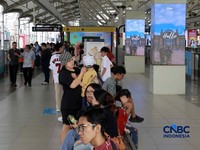 Calon penumpang saat menaiki ke menaiki kereta MRT (Moda Raya Terpadu) di Stasiun MRT Blok M Jakarta, Senin (22/6/2026). (CNBC Indonesia/Muhammad Sabki)