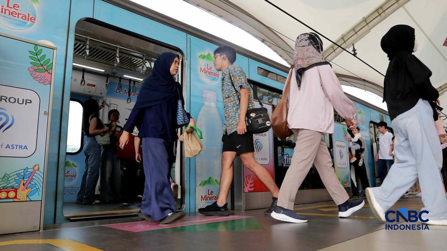 Calon penumpang saat menaiki ke menaiki kereta MRT (Moda Raya Terpadu) di Stasiun MRT Blok M Jakarta, Senin (22/6/2026). (CNBC Indonesia/Muhammad Sabki)