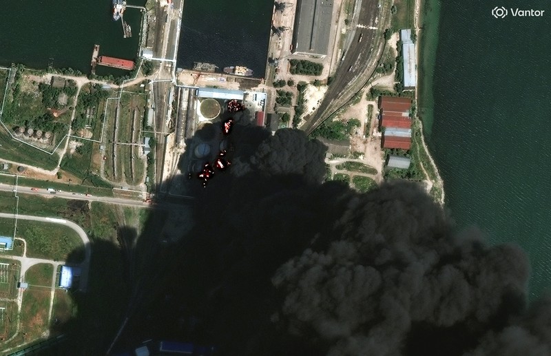 Citra satelit menunjukkan api dan asap yang mengepul dari tangki minyak, setelah apa yang dikatakan Presiden Ukraina Volodymyr Zelensky sebagai serangan terhadap depot minyak di kota Kerch, Krimea, 21 Juni 2026. (Vantor/Handout via REUTERS)