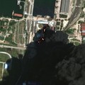 Citra satelit menunjukkan api dan asap yang mengepul dari tangki minyak, setelah apa yang dikatakan Presiden Ukraina Volodymyr Zelensky sebagai serangan terhadap depot minyak di kota Kerch, Krimea, 21 Juni 2026. (Vantor/Handout via REUTERS)