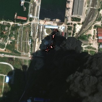 Citra satelit menunjukkan api dan asap yang mengepul dari tangki minyak, setelah apa yang dikatakan Presiden Ukraina Volodymyr Zelensky sebagai serangan terhadap depot minyak di kota Kerch, Krimea, 21 Juni 2026. (Vantor/Handout via REUTERS)