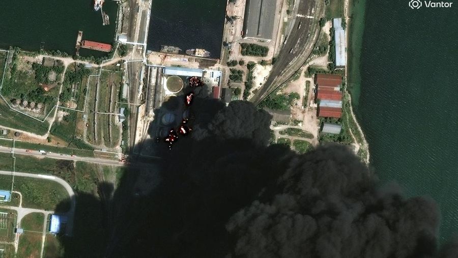 Citra satelit menunjukkan api dan asap yang mengepul dari tangki minyak, setelah apa yang dikatakan Presiden Ukraina Volodymyr Zelensky sebagai serangan terhadap depot minyak di kota Kerch, Krimea, 21 Juni 2026. (Vantor/Handout via REUTERS)