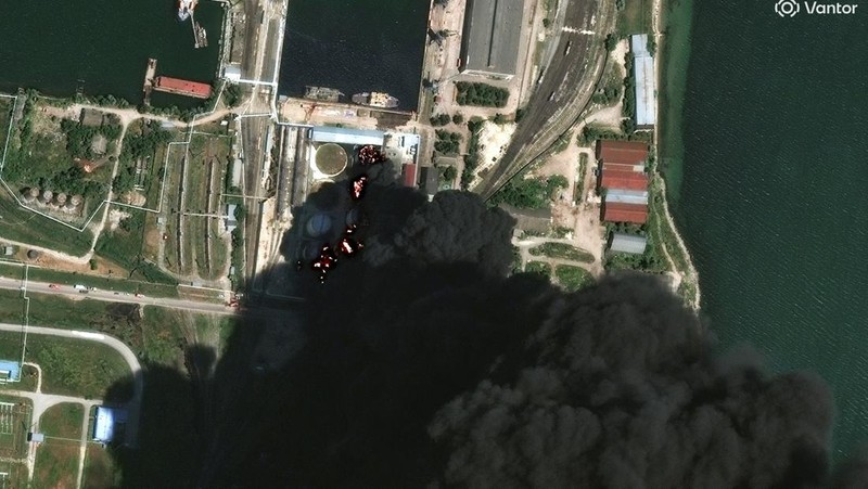 Citra satelit menunjukkan api dan asap yang mengepul dari tangki minyak, setelah apa yang dikatakan Presiden Ukraina Volodymyr Zelensky sebagai serangan terhadap depot minyak di kota Kerch, Krimea, 21 Juni 2026. (Vantor/Handout via REUTERS)