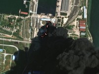 Citra satelit menunjukkan api dan asap yang mengepul dari tangki minyak, setelah apa yang dikatakan Presiden Ukraina Volodymyr Zelensky sebagai serangan terhadap depot minyak di kota Kerch, Krimea, 21 Juni 2026. (Vantor/Handout via REUTERS)