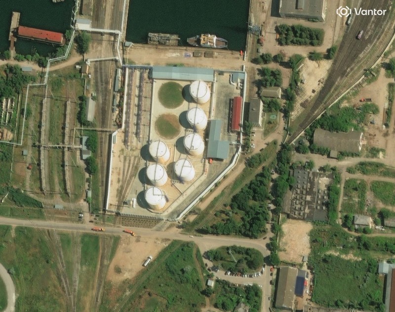 Citra satelit menunjukkan api dan asap yang mengepul dari tangki minyak, setelah apa yang dikatakan Presiden Ukraina Volodymyr Zelensky sebagai serangan terhadap depot minyak di kota Kerch, Krimea, 21 Juni 2026. (Vantor/Handout via REUTERS)