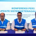 Direktur Utama PLN, Darmawan Prasodjo (tengah) didampingi Wakil Direktur Utama PLN, Yusuf Didi Setiarto (kanan) dan jajaran direksi PLN saat konferensi pers di Kantor PLN Unit Induk Pusat Pengatur Beban Jawa, Madura, dan Bali (UIP2B Jamali) pada Ming