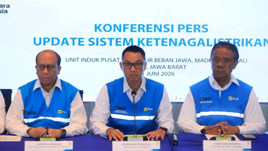 Direktur Utama PLN, Darmawan Prasodjo (tengah) didampingi Wakil Direktur Utama PLN, Yusuf Didi Setiarto (kanan) dan jajaran direksi PLN saat konferensi pers di Kantor PLN Unit Induk Pusat Pengatur Beban Jawa, Madura, dan Bali (UIP2B Jamali) pada Ming