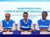 Direktur Utama PLN, Darmawan Prasodjo (tengah) didampingi Wakil Direktur Utama PLN, Yusuf Didi Setiarto (kanan) dan jajaran direksi PLN saat konferensi pers di Kantor PLN Unit Induk Pusat Pengatur Beban Jawa, Madura, dan Bali (UIP2B Jamali) pada Ming