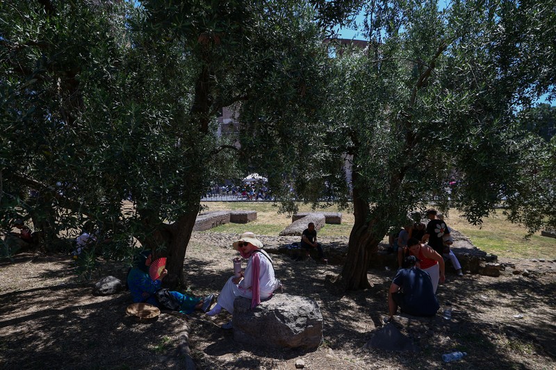 Gelombang panas ekstrem melanda sebagian besar wilayah Eropa pada Minggu (21/6/2026), dengan suhu mendekati 40 celsius atau sekitar 104 fahrenheit. (REUTERS/Vincenzo Livieri)