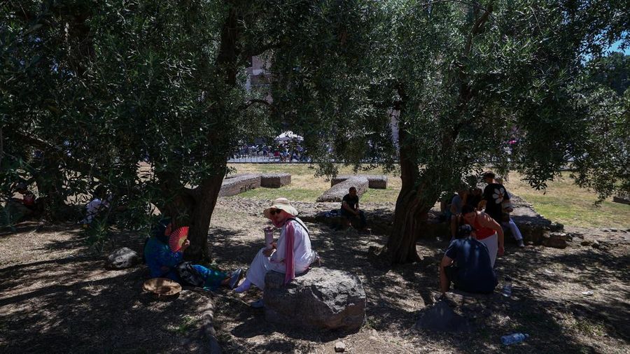 Gelombang panas ekstrem melanda sebagian besar wilayah Eropa pada Minggu (21/6/2026), dengan suhu mendekati 40 celsius atau sekitar 104 fahrenheit. (REUTERS/Guglielmo Mangiapane)
