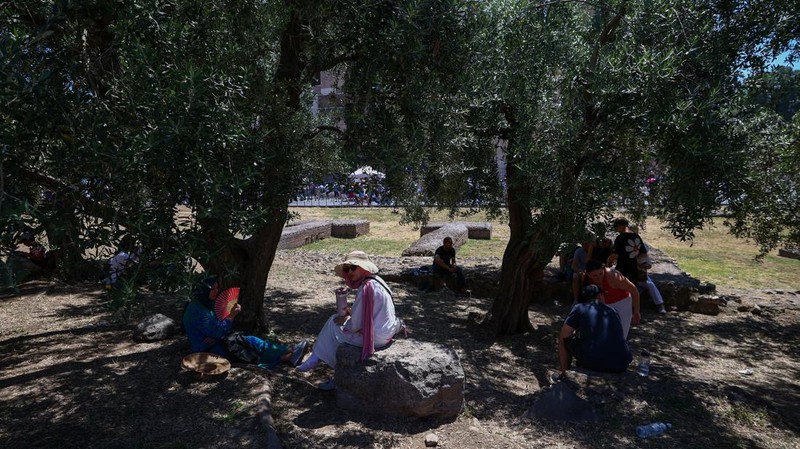 Gelombang panas ekstrem melanda sebagian besar wilayah Eropa pada Minggu (21/6/2026), dengan suhu mendekati 40 celsius atau sekitar 104 fahrenheit. (REUTERS/Guglielmo Mangiapane)