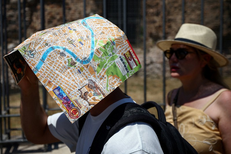 Gelombang panas ekstrem melanda sebagian besar wilayah Eropa pada Minggu (21/6/2026), dengan suhu mendekati 40 celsius atau sekitar 104 fahrenheit. (REUTERS/Vincenzo Livieri)