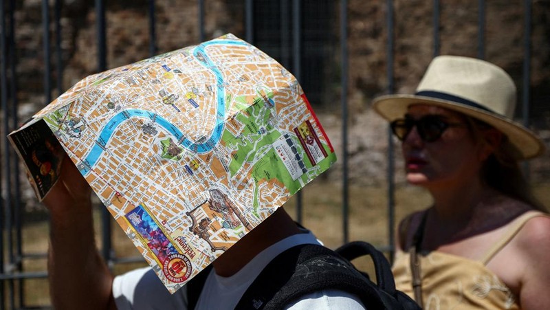 Gelombang panas ekstrem melanda sebagian besar wilayah Eropa pada Minggu (21/6/2026), dengan suhu mendekati 40 celsius atau sekitar 104 fahrenheit. (REUTERS/Guglielmo Mangiapane)