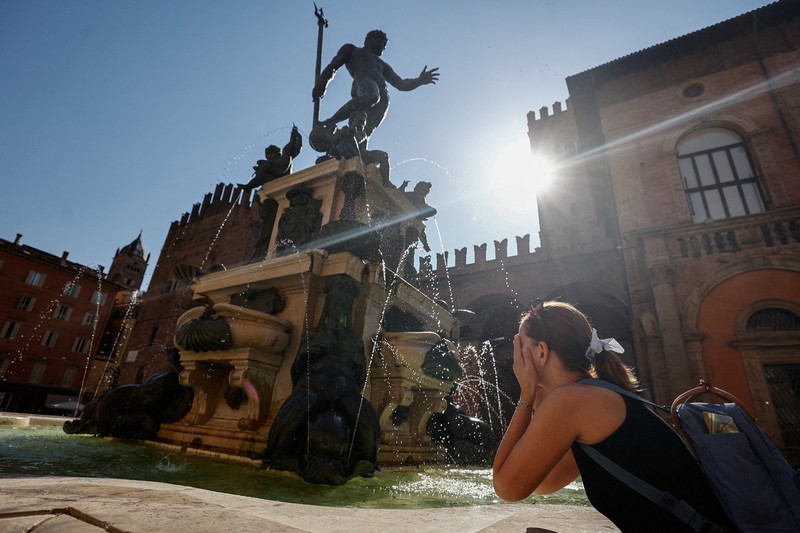 Gelombang panas ekstrem melanda sebagian besar wilayah Eropa pada Minggu (21/6/2026), dengan suhu mendekati 40 celsius atau sekitar 104 fahrenheit. (REUTERS/Vincenzo Livieri)