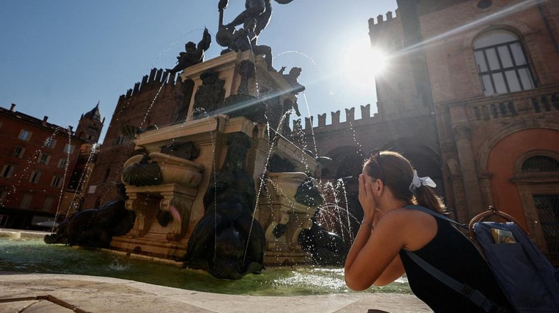 Gelombang panas ekstrem melanda sebagian besar wilayah Eropa pada Minggu (21/6/2026), dengan suhu mendekati 40 celsius atau sekitar 104 fahrenheit. (REUTERS/Vincenzo Livieri)