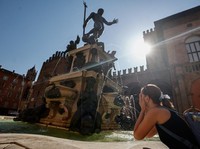 Gelombang panas ekstrem melanda sebagian besar wilayah Eropa pada Minggu (21/6/2026), dengan suhu mendekati 40 celsius atau sekitar 104 fahrenheit. (REUTERS/Vincenzo Livieri)