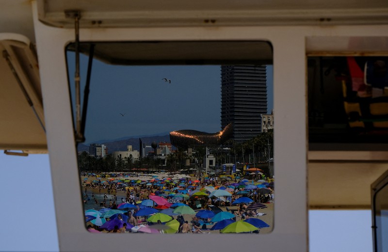 Gelombang panas ekstrem melanda sebagian besar wilayah Eropa pada Minggu (21/6/2026), dengan suhu mendekati 40 celsius atau sekitar 104 fahrenheit. (REUTERS/Vincenzo Livieri)