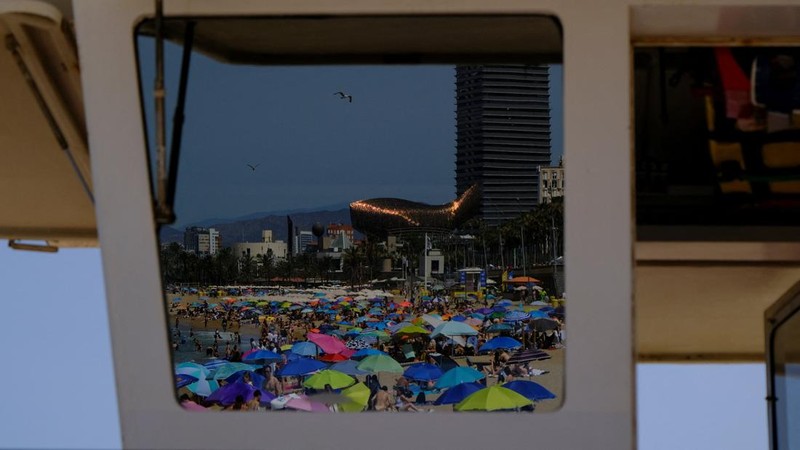 Gelombang panas ekstrem melanda sebagian besar wilayah Eropa pada Minggu (21/6/2026), dengan suhu mendekati 40 celsius atau sekitar 104 fahrenheit. (REUTERS/Nacho Doce)