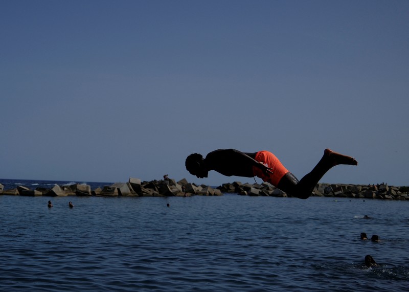 Gelombang panas ekstrem melanda sebagian besar wilayah Eropa pada Minggu (21/6/2026), dengan suhu mendekati 40 celsius atau sekitar 104 fahrenheit. (REUTERS/Vincenzo Livieri)