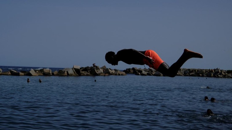 Gelombang panas ekstrem melanda sebagian besar wilayah Eropa pada Minggu (21/6/2026), dengan suhu mendekati 40 celsius atau sekitar 104 fahrenheit. (REUTERS/Nacho Doce)