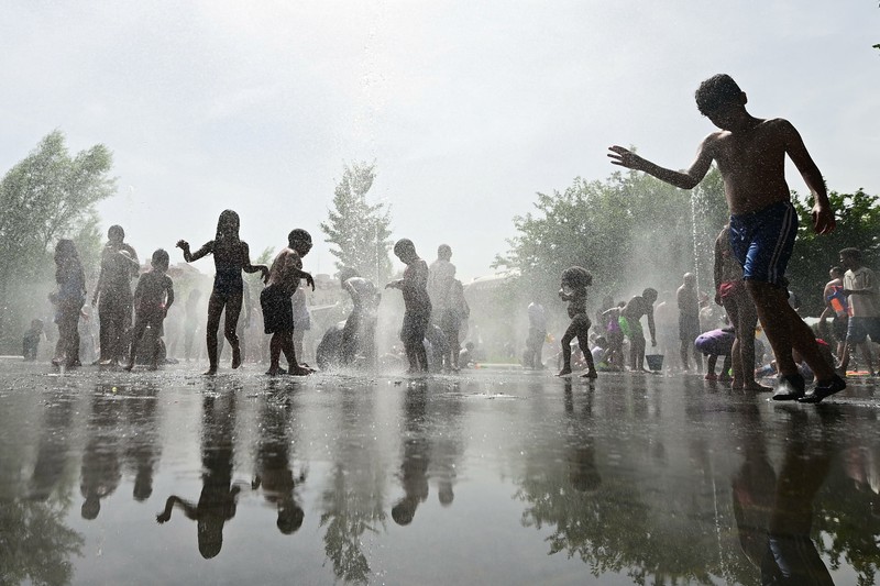 Gelombang panas ekstrem melanda sebagian besar wilayah Eropa pada Minggu (21/6/2026), dengan suhu mendekati 40 celsius atau sekitar 104 fahrenheit. (REUTERS/Vincenzo Livieri)