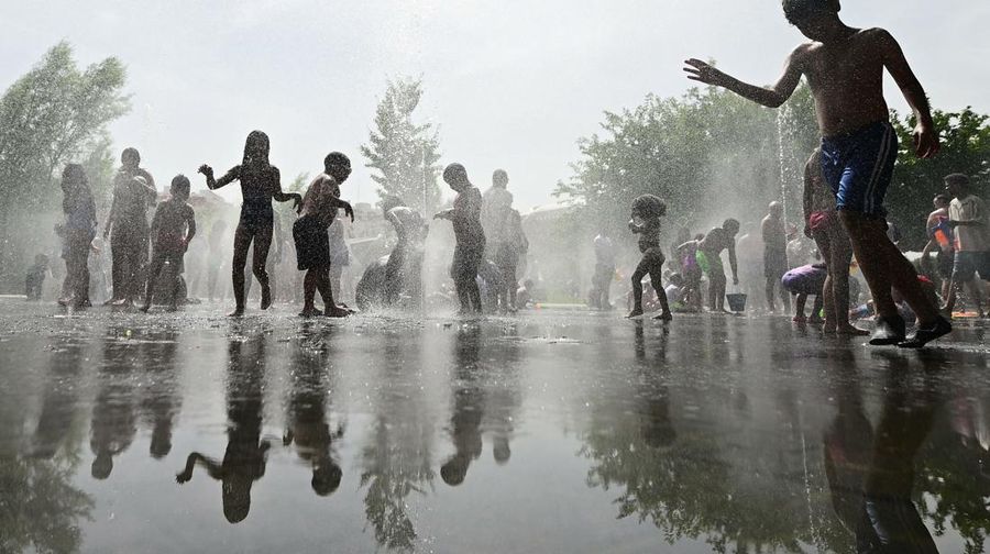 Gelombang panas ekstrem melanda sebagian besar wilayah Eropa pada Minggu (21/6/2026), dengan suhu mendekati 40 celsius atau sekitar 104 fahrenheit. (REUTERS/Juan Barbosa)