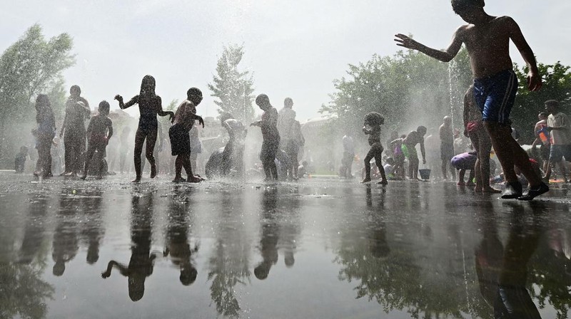 Gelombang panas ekstrem melanda sebagian besar wilayah Eropa pada Minggu (21/6/2026), dengan suhu mendekati 40 celsius atau sekitar 104 fahrenheit. (REUTERS/Juan Barbosa)