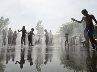Gelombang panas ekstrem melanda sebagian besar wilayah Eropa pada Minggu (21/6/2026), dengan suhu mendekati 40 celsius atau sekitar 104 fahrenheit. (REUTERS/Juan Barbosa)