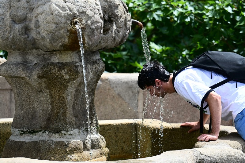 Gelombang panas ekstrem melanda sebagian besar wilayah Eropa pada Minggu (21/6/2026), dengan suhu mendekati 40 celsius atau sekitar 104 fahrenheit. (REUTERS/Vincenzo Livieri)