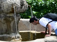 Gelombang panas ekstrem melanda sebagian besar wilayah Eropa pada Minggu (21/6/2026), dengan suhu mendekati 40 celsius atau sekitar 104 fahrenheit. (REUTERS/Juan Barbosa)