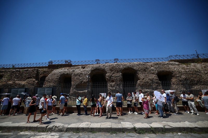 Gelombang panas ekstrem melanda sebagian besar wilayah Eropa pada Minggu (21/6/2026), dengan suhu mendekati 40 celsius atau sekitar 104 fahrenheit. (REUTERS/Vincenzo Livieri)