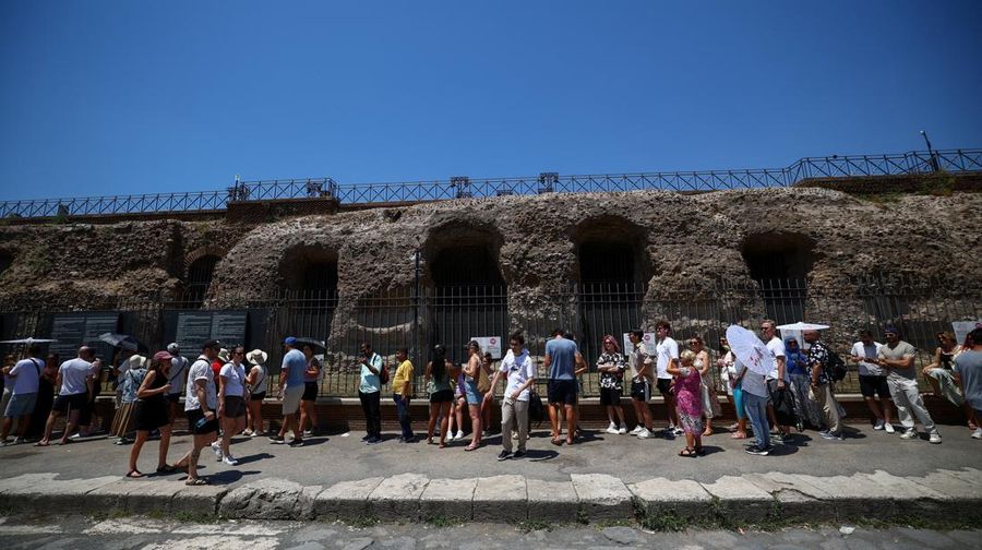 Gelombang panas ekstrem melanda sebagian besar wilayah Eropa pada Minggu (21/6/2026), dengan suhu mendekati 40 celsius atau sekitar 104 fahrenheit. (REUTERS/Guglielmo Mangiapane)