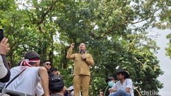 Temui Ribuan Demonstran Pendukung MBG, Iqbal Minta SPPG Nakal Tobat